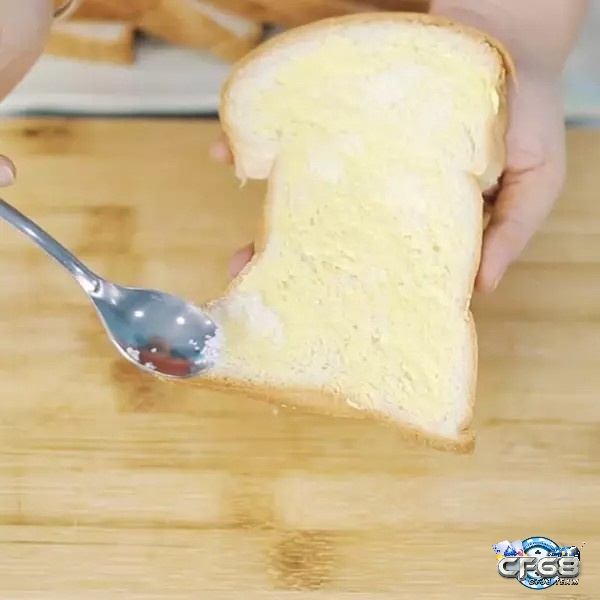 Phết một lớp bơ lên bánh mì